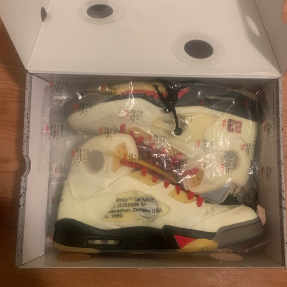 Lightly stained Retro Jordan Sail 5’s - Picture 3 of 7